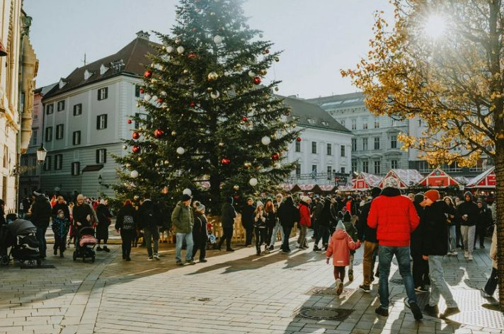 Google Ads vs Facebook Ads: How to Maximize Holiday ROI